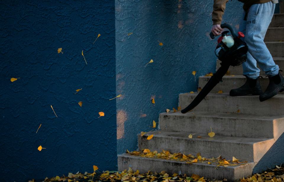 Laubbläser auf einer Treppe